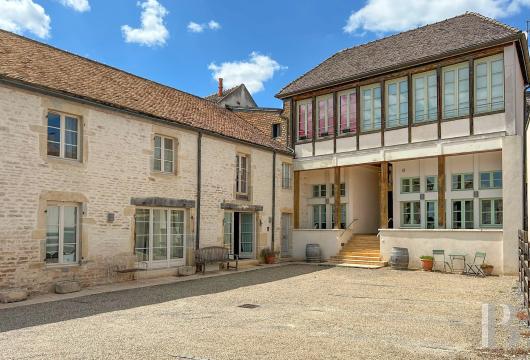 burgundy - A 114-m² apartment in a 19th-century coaching inn, in Pommard, an emblematic village in the Côte de Beaune sector